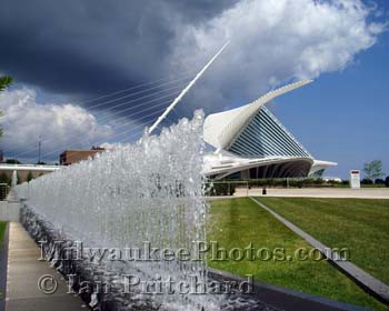 Photograph of Calatrava Fountain from www.MilwaukeePhotos.com (C) Ian Pritchard